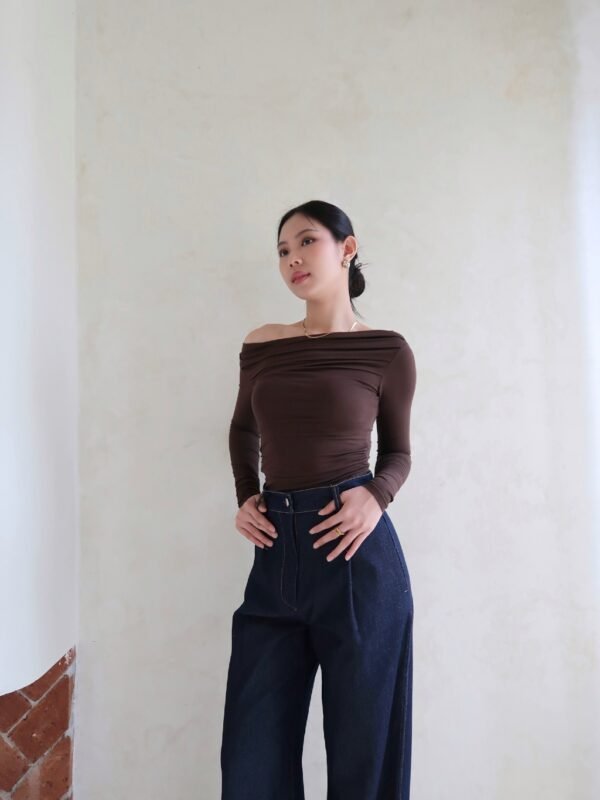 ginee_20260730004102059_0013998429.jpeg Her Official - EVA TOP LONG SLEEVE / Off Shoulder Top / Lengan Panjang